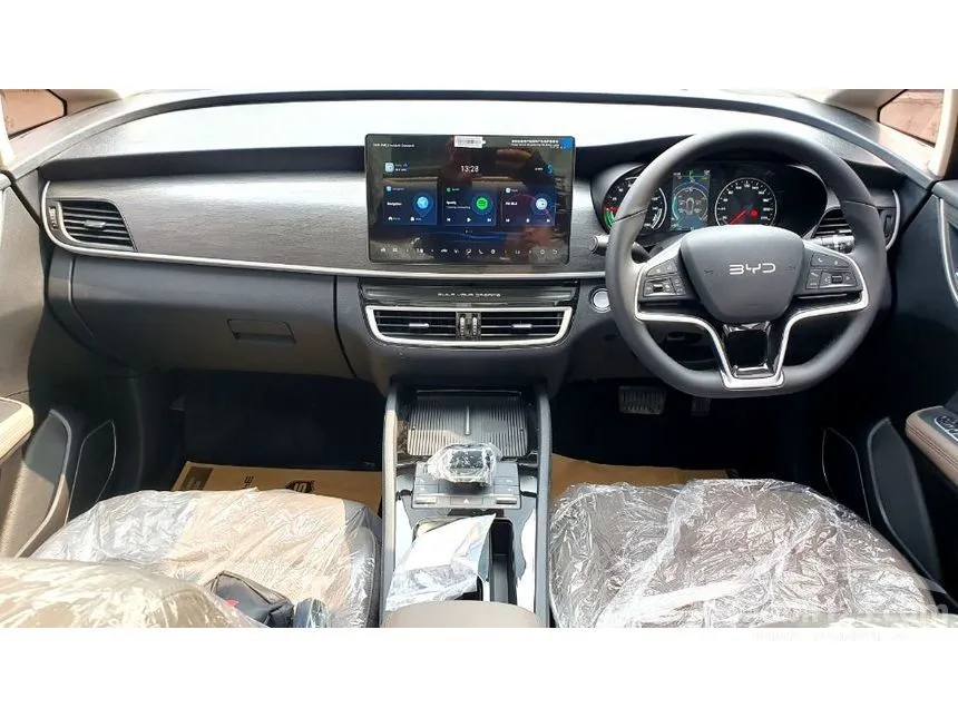 2025 BYD M6 Superior Captain 6 Seater MPV
