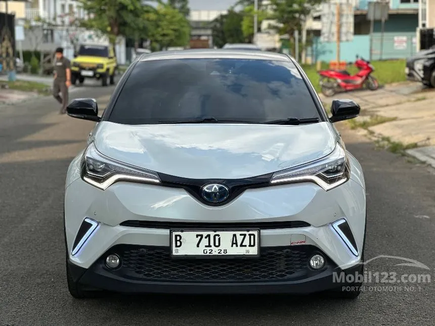 2022 Toyota C-HR Hybrid (2 Tone) SUV
