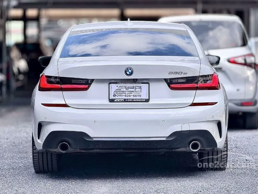 2022 BMW 330e M Sport Sedan