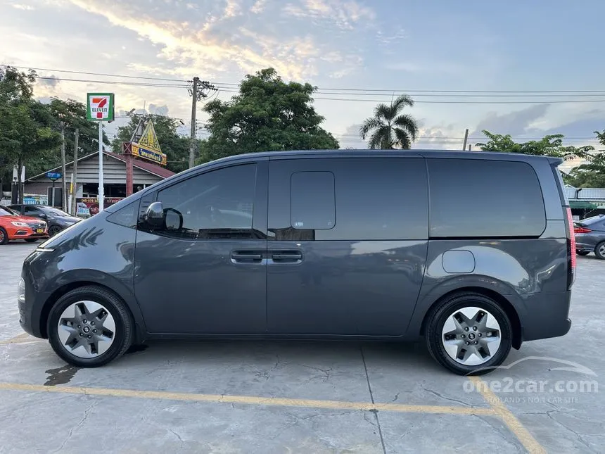 2022 Hyundai Staria SEL Van
