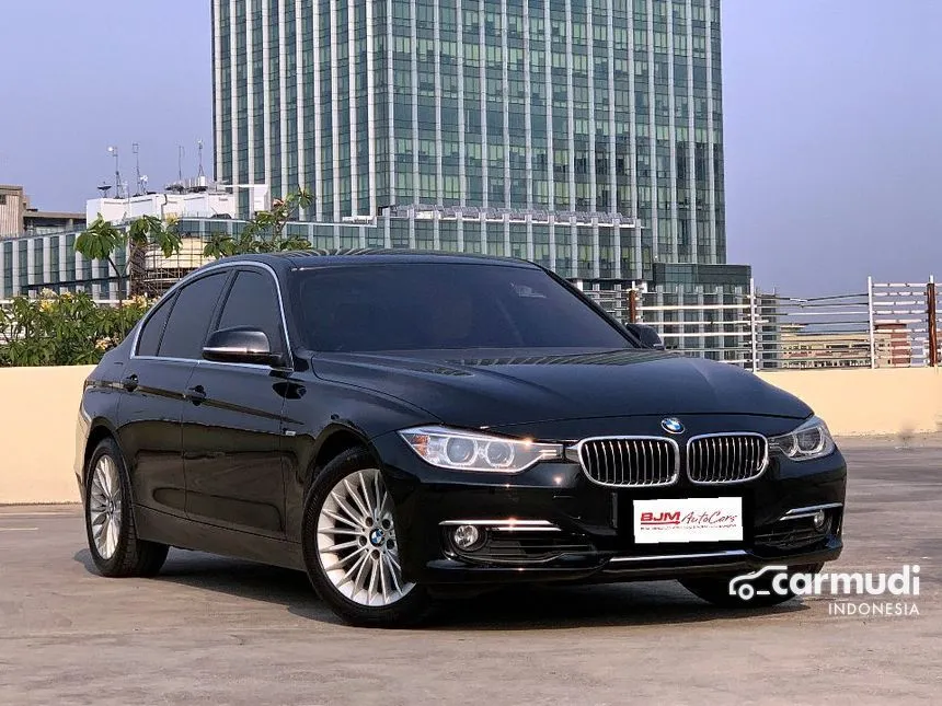 2013 BMW 320i Luxury Sedan