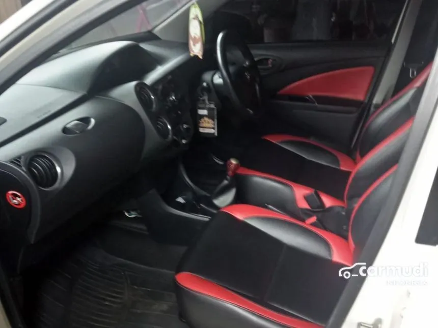 2014 Toyota Etios Valco G Hatchback