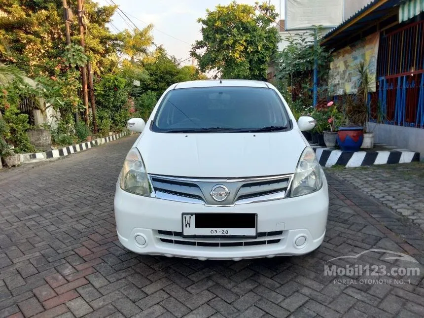 Jual Mobil Nissan Grand Livina 2013 SV 1.5 di Jawa Timur Automatic MPV Putih Rp 100.000.000
