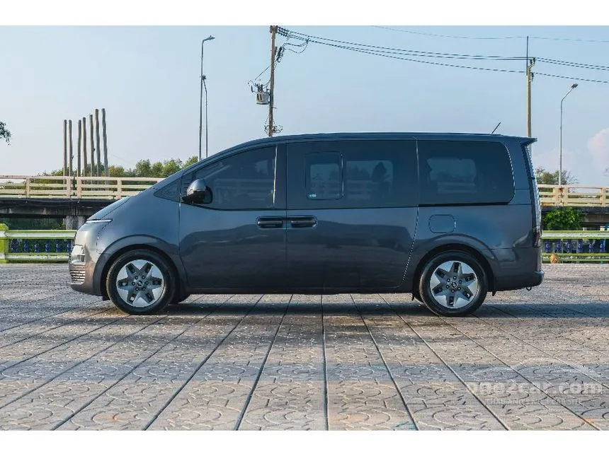 2022 Hyundai Staria SEL Van