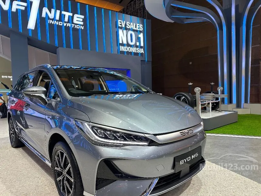 2025 BYD M6 Superior Captain 6 Seater MPV