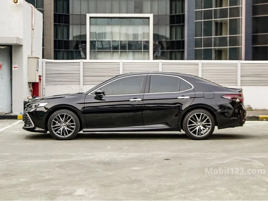2022 Toyota Camry V (Premium Color) Sedan