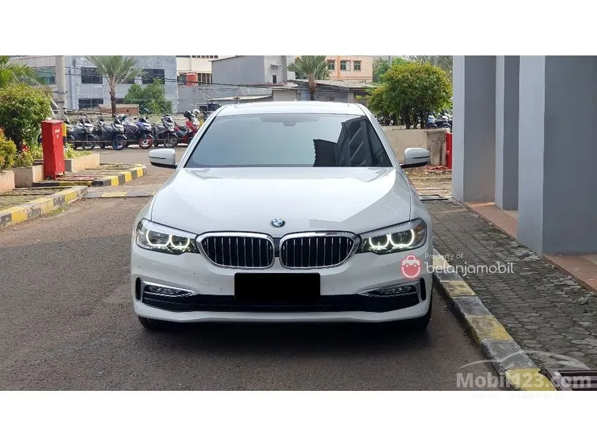 2018 BMW 530i Luxury Sedan