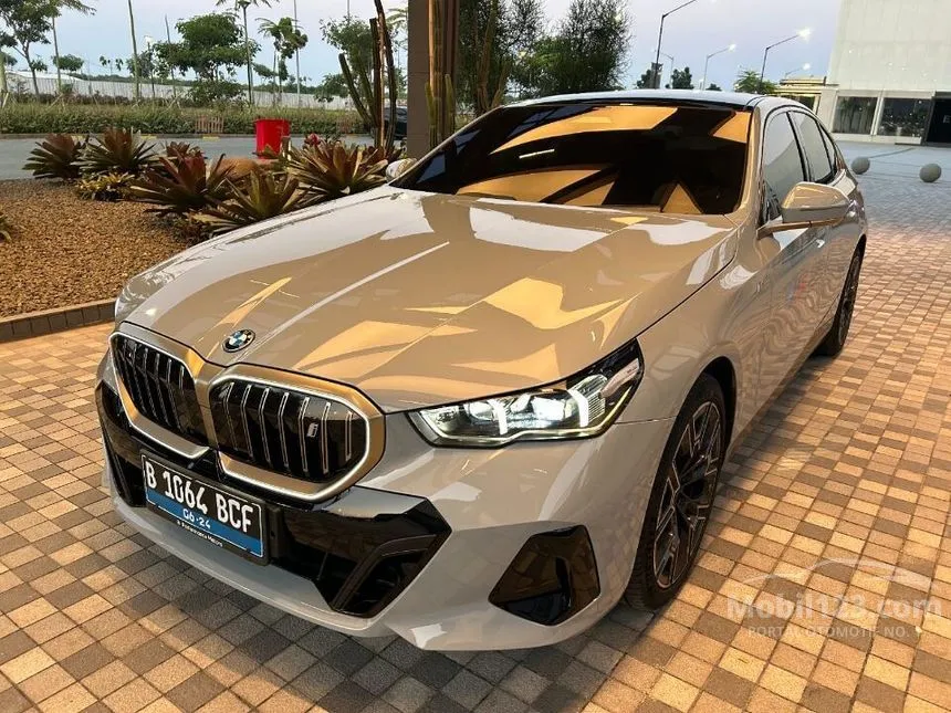 Jual Mobil BMW i5 2024 eDrive40 M Sport di DKI Jakarta Automatic Sedan Abu