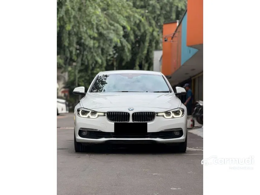 2018 BMW 320i Luxury Sedan