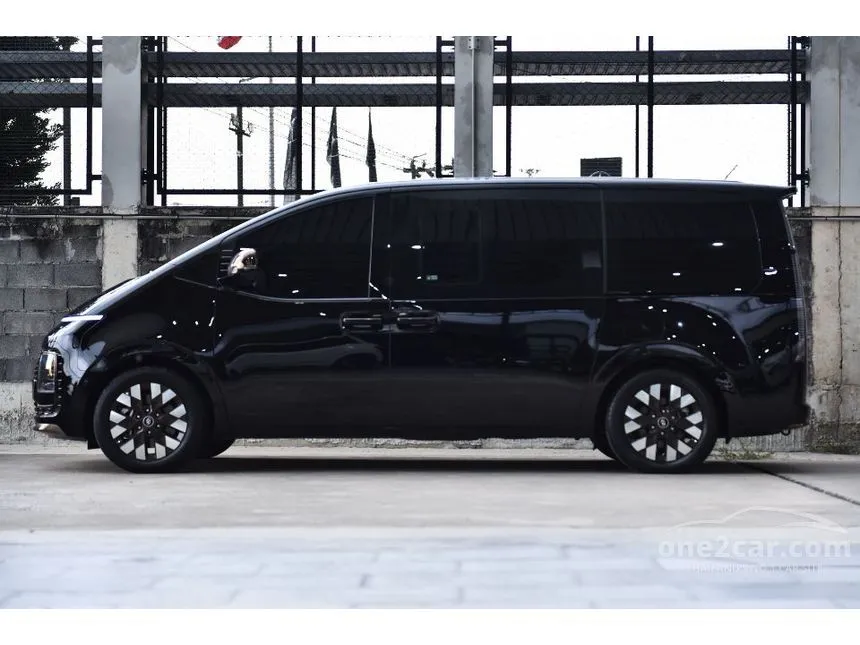 2023 Hyundai Staria Premium with sunroof Van