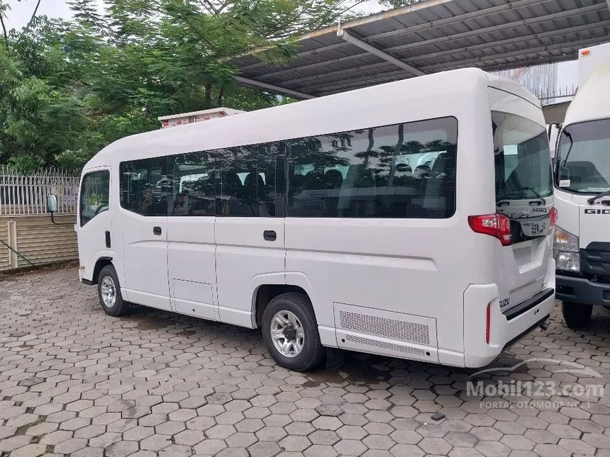 2022 Isuzu Elf NLR 55 BLX Minibus