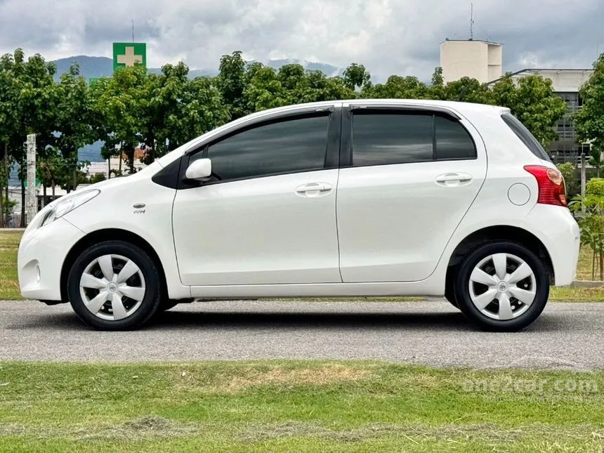 2013 Toyota YARIS J Hatchback