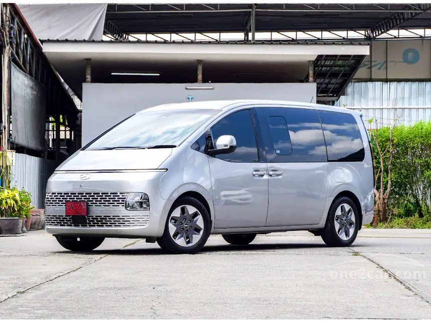 2022 Hyundai Staria SEL Van