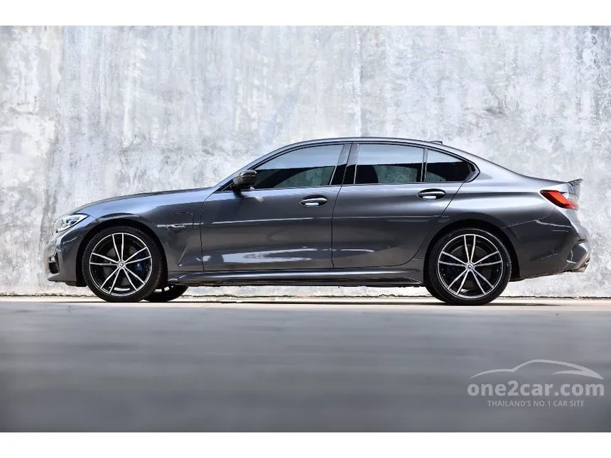 2022 BMW 330e M Sport Sedan