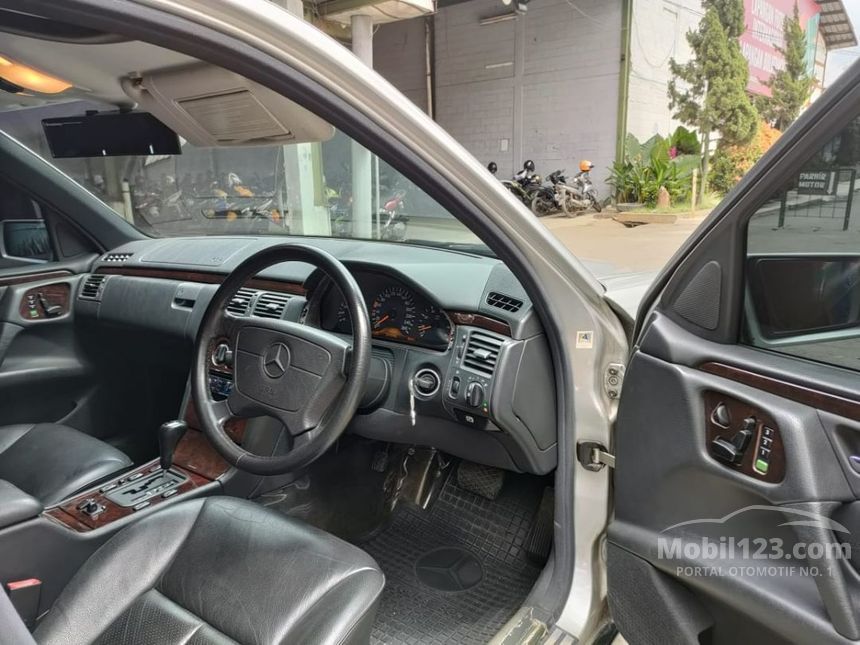 1998 Mercedes-Benz E320 Sedan