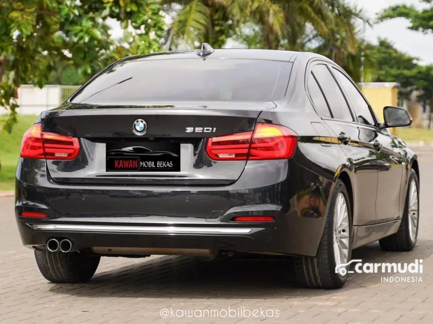 2018 BMW 320i Luxury Sedan