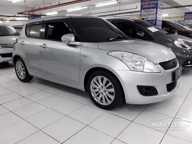 Suzuki Swift Mobil bekas dijual di Jawa-timur Indonesia 