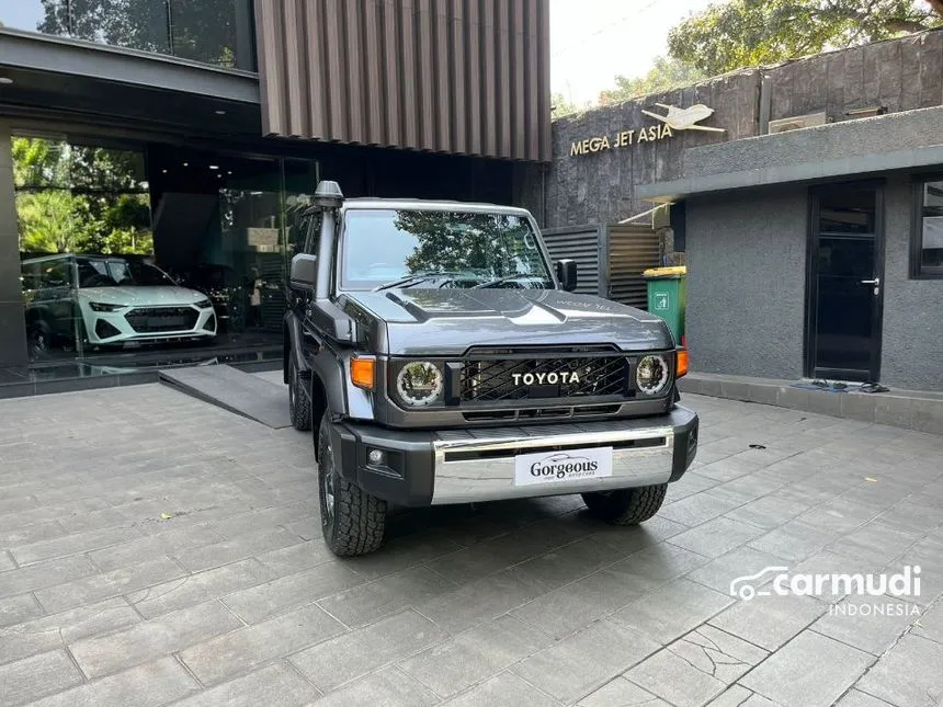 Jual Mobil Toyota Land Cruiser 2024 70 GXL 2.8 di Jawa Tengah Automatic SUV Abu