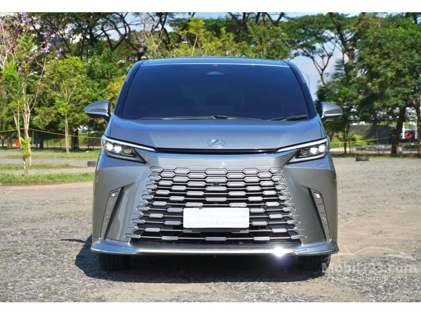 2024 Lexus LM 350h 7 Seater MPV