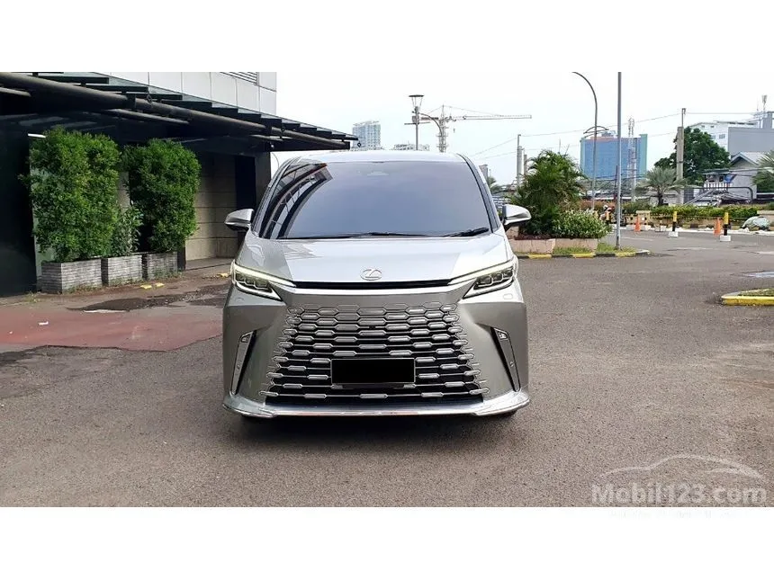 Jual Mobil Lexus LM350h 2023 2.5 di DKI Jakarta Automatic Van Wagon Silver Rp 2.150.000.000
