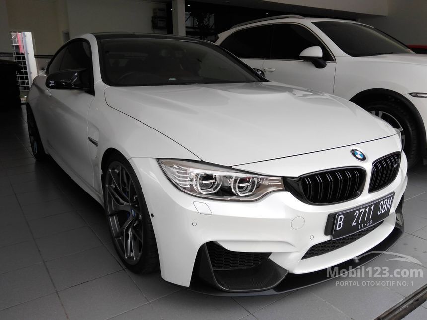 Foto Mobil Bmw Warna Putih