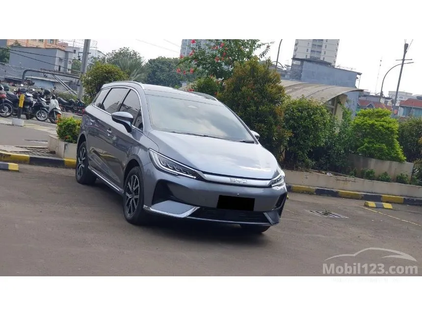 2025 BYD M6 Superior Captain 6 Seater MPV