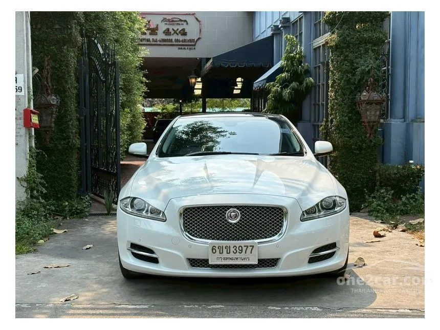 2014 Jaguar XJ Premium Luxury Sedan