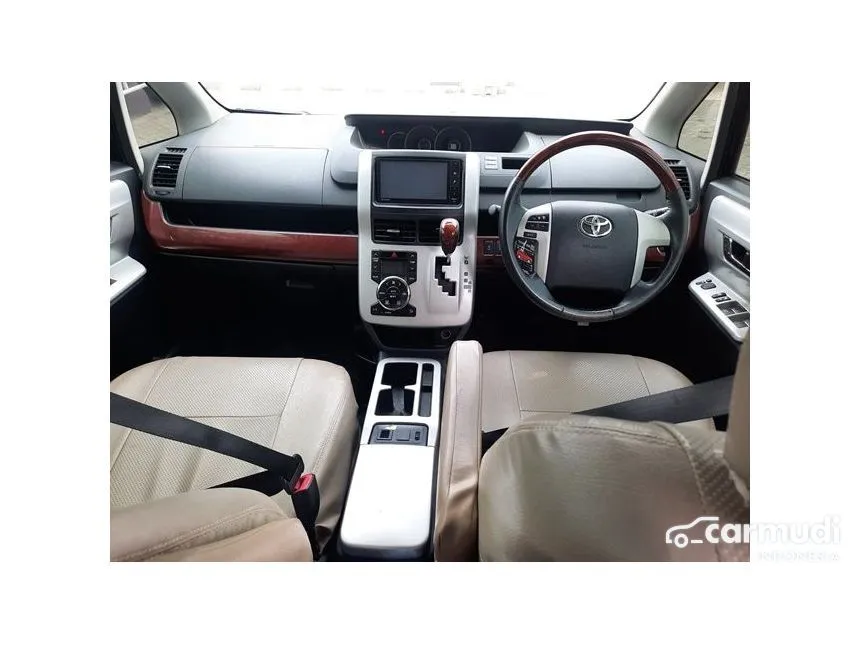 2015 Toyota NAV1 V Limited MPV