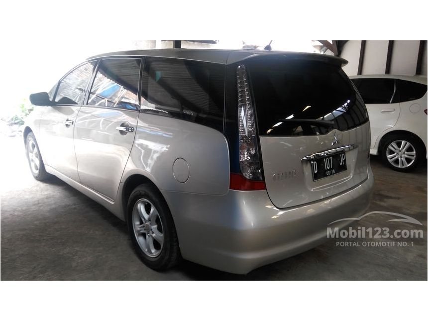 Jual Mobil Mitsubishi Grandis 2005 NA 2.4 di Jawa Barat 