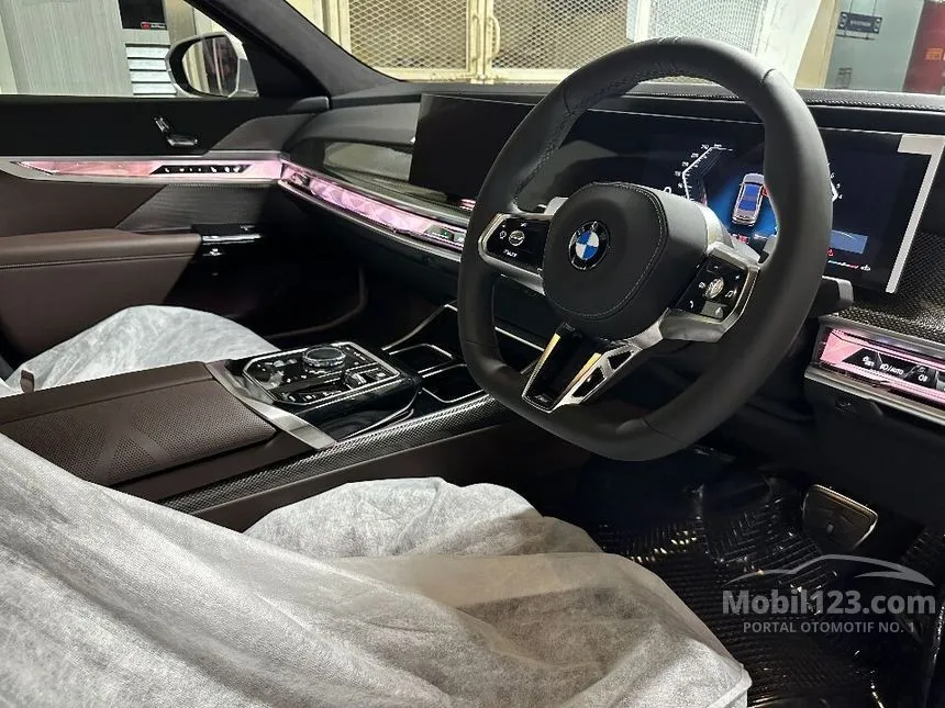 Jual Mobil BMW 735i 2024 M Sport 3.0 di DKI Jakarta Automatic Sedan Abu