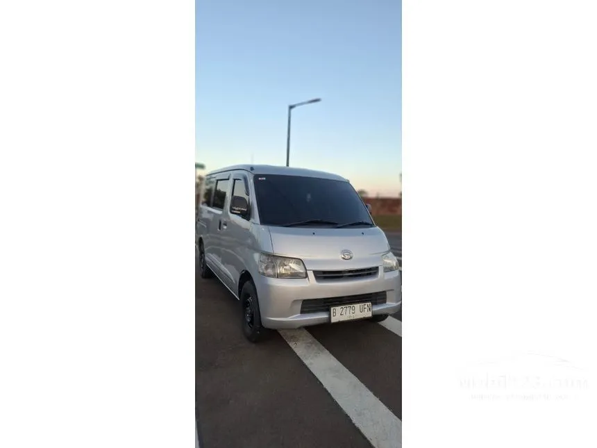 2017 Daihatsu Gran Max Mini Bus D Van