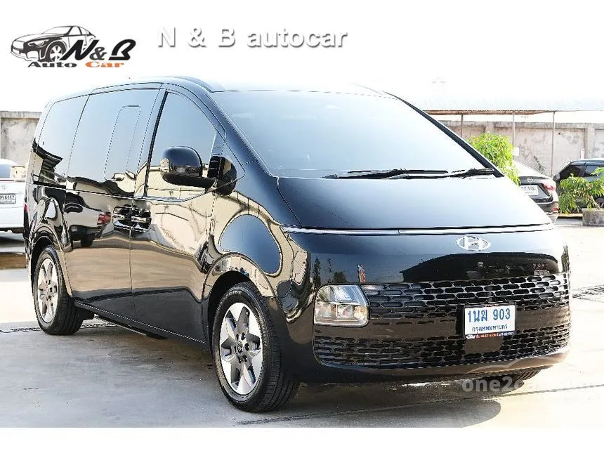 2022 Hyundai Staria SEL Van