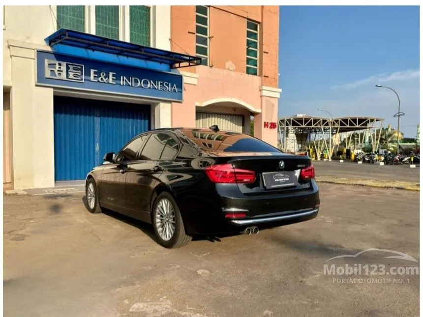 2018 BMW 320i Luxury Sedan