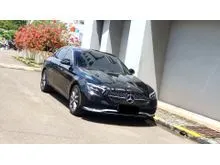 2022 Mercedes-Benz E200 2.0 Avantgarde Sedan Line W213 CKD AT Hitam NIK 2022 [ KM LOW ]