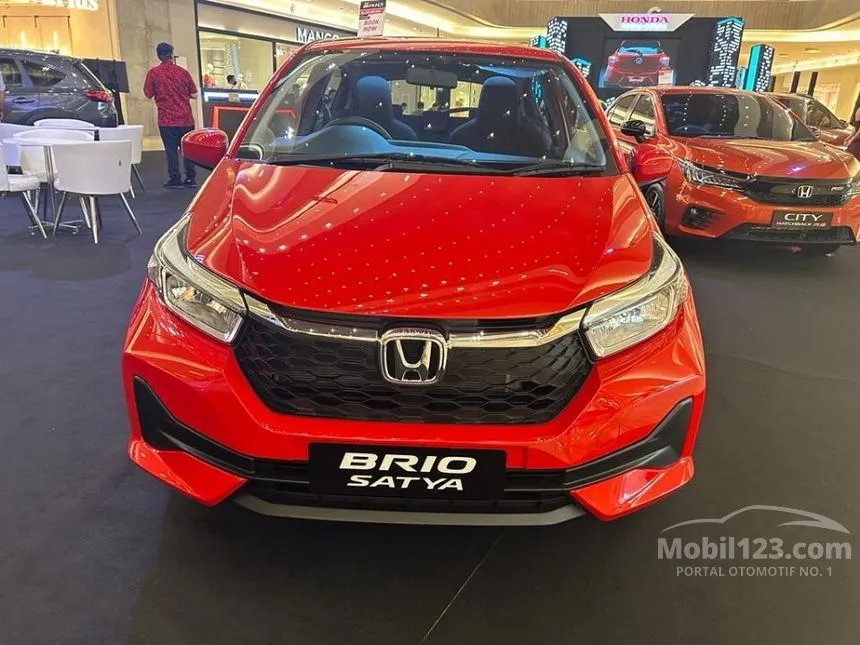 Jual Mobil Honda Brio 2024 E Satya 1.2 di Jawa Timur Manual Hatchback Merah Rp 180.400.000