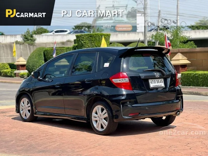 2013 Honda Jazz SV i-VTEC Hatchback