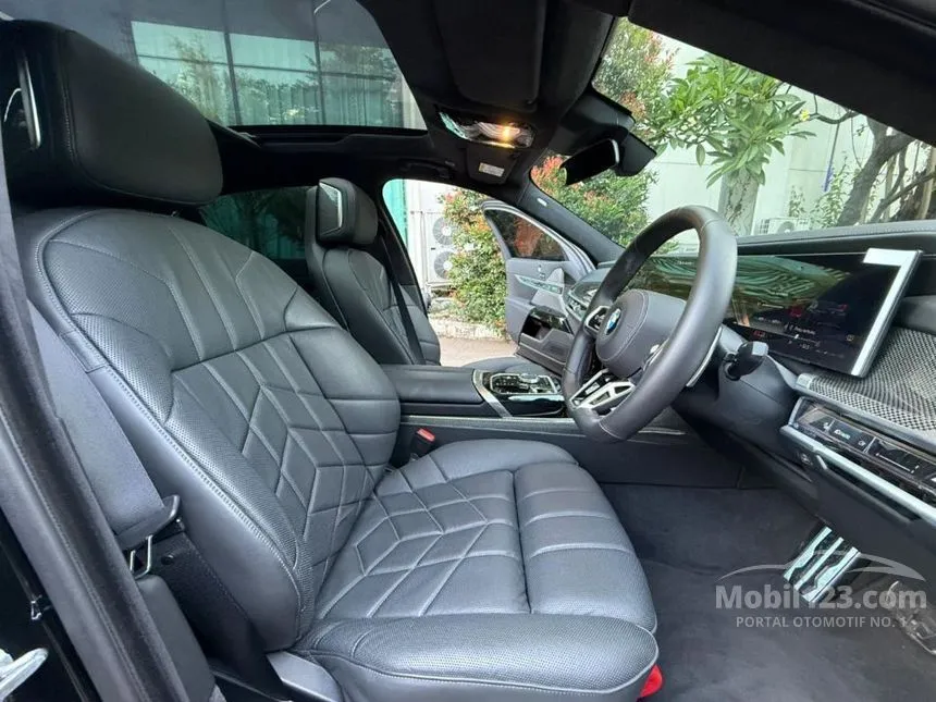 2024 BMW 735i M Sport Sedan