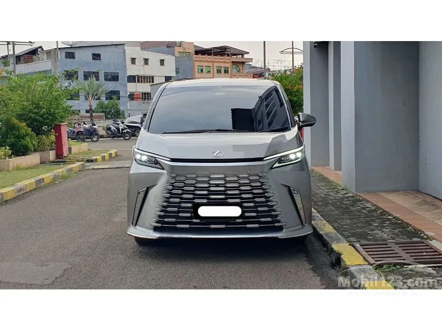 2025 Lexus LM 350h 4 Seater MPV