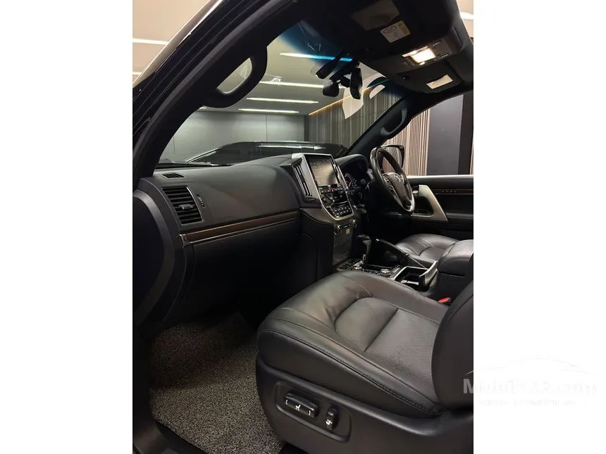 2019 Toyota Land Cruiser 200 VX-R SUV