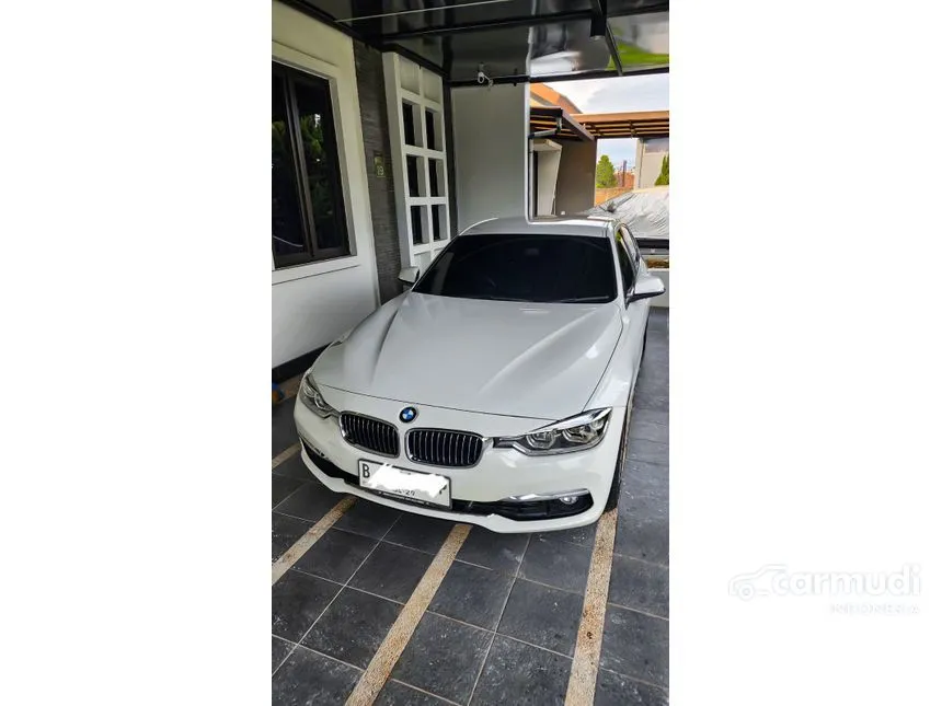 2018 BMW 320i Luxury Sedan