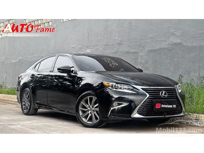 2017 Lexus ES 300h V6 Sedan