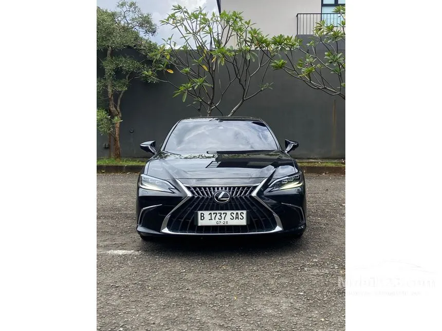 2023 Lexus ES 300h Ultra Luxury Sedan