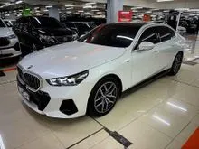 2024 BMW 520i 2.0 M Sport Sedan , LOW KM 11rb RECORD BMW ASLI - UNIT FRESH SIAP PAKAI , MOBIL GARANSI BEBAS TABRAK BEBAS BANJIR