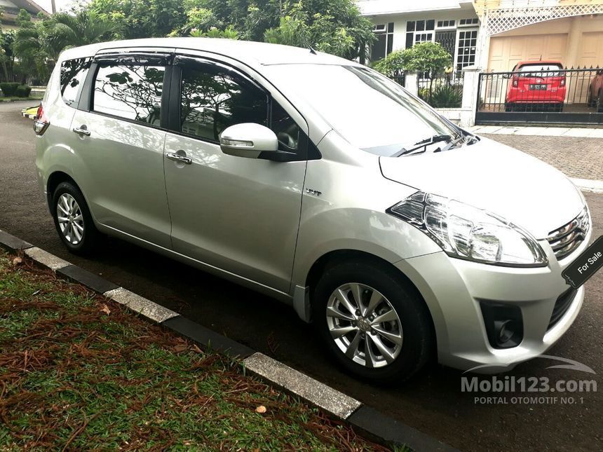 Foto Mobil  Ertiga  Warna Silver Rommy Car