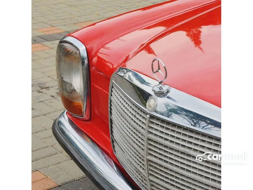 1975 Mercedes-Benz 200 W115 Sedan
