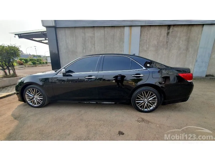 2013 Toyota Crown G Athlete Sedan