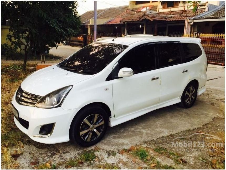 Jual Mobil  Nissan Grand  Livina  2012 Highway Star Autech  1 