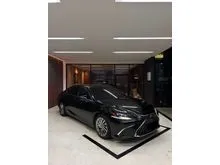 2023 Lexus ES 300h 2.5 Ultra Luxury Sedan Black on Brown Odo 5 Rb (TERMURAH)