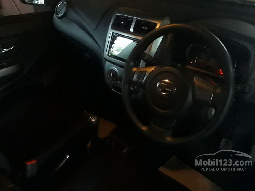 2017 Daihatsu Ayla R Deluxe Hatchback