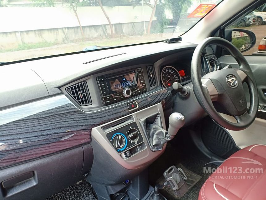 2017 Daihatsu Sigra R Deluxe MPV